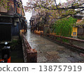 祇園白川辰巳大橋和霧通峠的雨天。 138757919