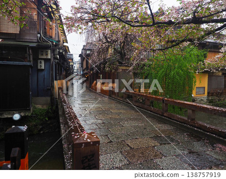 祇園白川辰巳大橋和霧通峠的雨天。 祇園白川辰巳大橋和霧通峠的雨天。 138757919