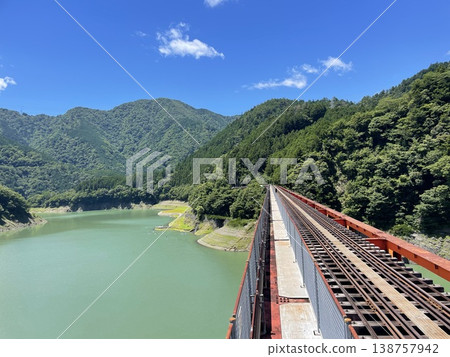 從奧大井湖站可以欣賞到彩虹橋和雪谷湖的壯麗景色。 從奧大井湖站可以欣賞到彩虹橋和雪谷湖的壯麗景色。 138757942