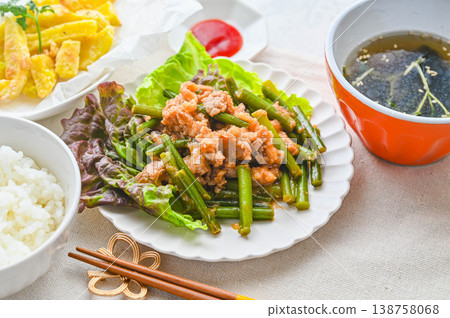 蒜蓉豆芽炒牛肉 138758068