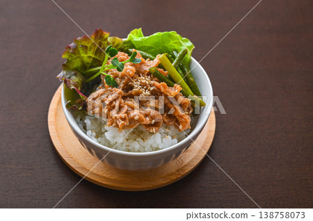 蒜苗牛肉飯 138758073
