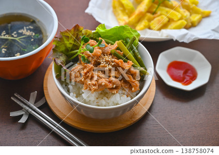 蒜苗牛肉飯 138758074