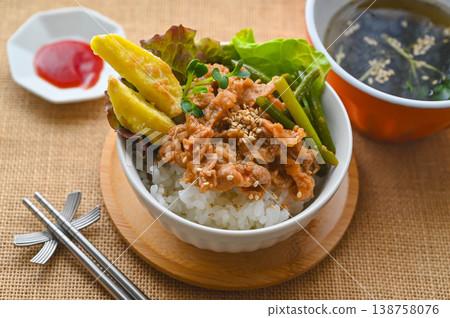 蒜苗牛肉飯 蒜苗牛肉飯 138758076