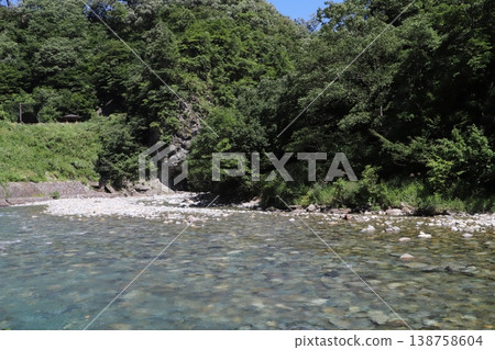 清津川流經清津峽谷入口附近(新潟縣十日町市)。 清津川流經清津峽谷入口附近(新潟縣十日町市)。 138758604