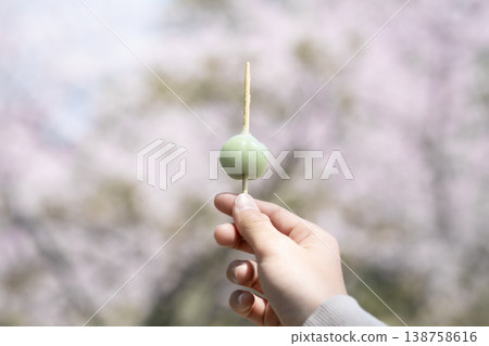 櫻花和吃了一半的餃子——「花上餃子」的意象。 138758616