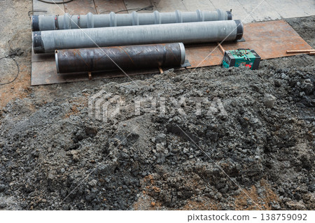 建築工地挖掘出的土壤和建築樁基 138759092