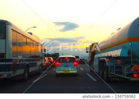 左邊是一輛公車,右邊是一輛油罐車。 左邊是一輛公車,右邊是一輛油罐車。 138759362