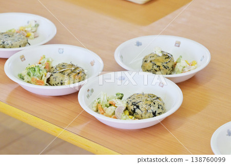 供應學校午餐;羊棲菜漢堡;學校午餐;學校午餐配菜;幼兒園午餐;擺放好的配菜。 供應學校午餐;羊棲菜漢堡;學校午餐;學校午餐配菜;幼兒園午餐;擺放好的配菜。 138760099