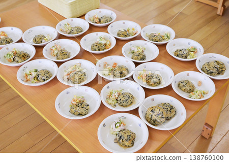 供應學校午餐；羊棲菜漢堡；學校午餐；學校午餐配菜；幼兒園午餐；擺放好的配菜。 138760100