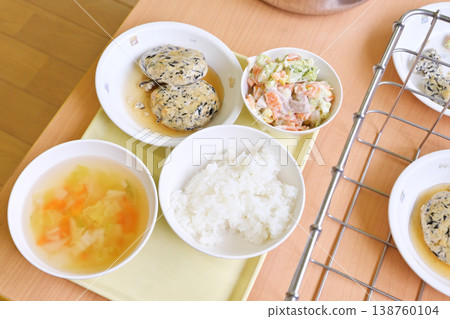 供應學校午餐、羊棲菜漢堡、學校午餐配菜、幼兒園午餐、擺放好的配菜、圖片 138760104