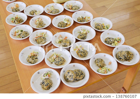 Served school lunch; hijiki hamburger; school lunch; side dishes for school lunch; kindergarten lunch; side dishes laid out. 138760107