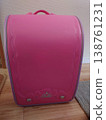 The image of an elementary school entrance ceremony, a pink schoolbag. 138761231