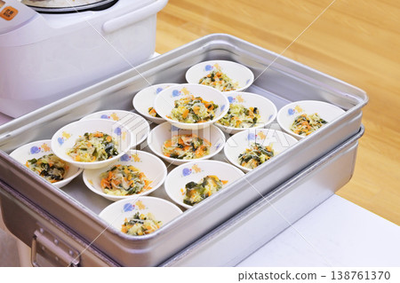 學校午餐配菜擺放；學校午餐；學校餐；蔬菜配菜；健康食品；圖片素材 138761370