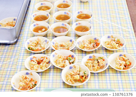 供應學校午餐、學校餐、食堂餐、學校午餐配菜、蔬菜和味噌湯、圖片素材 供應學校午餐、學校餐、食堂餐、學校午餐配菜、蔬菜和味噌湯、圖片素材 138761376