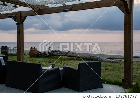 在地中海的法國科西嘉島上，一家餐廳沿岸擺放著桌椅。 138761758
