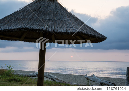 在地中海的法國科西嘉島上,從海岸線上可以看到日出,橙色的天空被雲層和大海環繞。 在地中海的法國科西嘉島上,從海岸線上可以看到日出,橙色的天空被雲層和大海環繞。 138761924