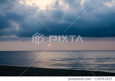 在地中海的法國科西嘉島上,從海岸線上可以看到日出,橙色的天空被雲層和大海環繞。 在地中海的法國科西嘉島上,從海岸線上可以看到日出,橙色的天空被雲層和大海環繞。 138761925