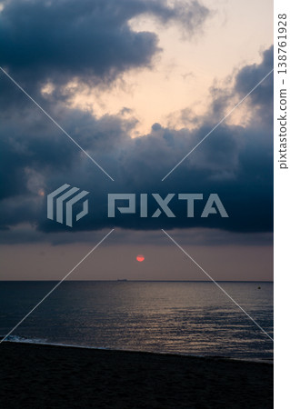 在地中海的法國科西嘉島上,從海岸線上可以看到日出,橙色的天空被雲層和大海環繞。 在地中海的法國科西嘉島上,從海岸線上可以看到日出,橙色的天空被雲層和大海環繞。 138761928