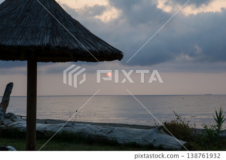 在地中海的法國科西嘉島上,從海岸線上可以看到日出,橙色的天空被雲層和大海環繞。 在地中海的法國科西嘉島上,從海岸線上可以看到日出,橙色的天空被雲層和大海環繞。 138761932