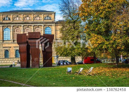Old Pinakothek museum with the abstract sculpture Buscando la Luz in front Old Pinakothek museum with the abstract sculpture Buscando la Luz in front 138762458