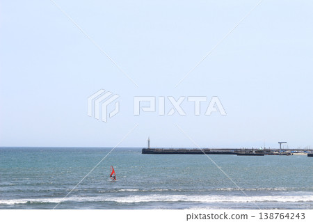 從越海灘眺望湘南港燈塔和風帆衝浪 138764243