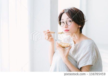 吃早餐的女人』 138765459