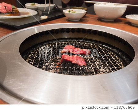 和牛牛肉正在網路上烤製。 和牛牛肉正在網路上烤製。 138765602