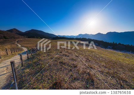 夕陽西下，落日餘暉灑在索尼山脈後方，照亮了索尼高原上新生的蒲葦草翠綠的葉片。 （圖1） 138765638