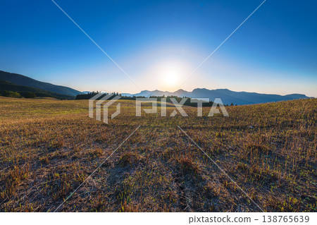 夕陽西下,落日餘暉灑在索尼山脈後方,照亮了索尼高原上新生的蒲葦草鮮嫩的綠葉(第二部)。 夕陽西下,落日餘暉灑在索尼山脈後方,照亮了索尼高原上新生的蒲葦草鮮嫩的綠葉(第二部)。 138765639