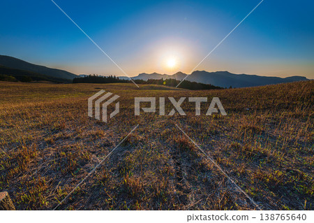 夕陽西下,落日餘暉灑在索尼山脈後方,照亮了索尼高原上新生的蒲葦草鮮嫩的綠葉(第三部分)。 夕陽西下,落日餘暉灑在索尼山脈後方,照亮了索尼高原上新生的蒲葦草鮮嫩的綠葉(第三部分)。 138765640