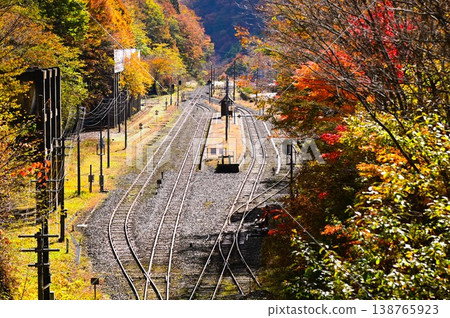 JR釜石線（銀河夢想線釜石線）陸中大橋站的秋景 138765923