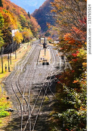 JR釜石線（銀河夢想線釜石線）陸中大橋站的秋景 138765924