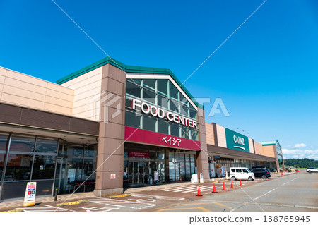 Beisia Ojiya Store, Cainz Ojiya Store, a huge shopping center, a clear blue summer sky, Sanbutsu-cho, Ojiya City, Niigata Prefecture Beisia Ojiya Store, Cainz Ojiya Store, a huge shopping center, a clear blue summer sky, Sanbutsu-cho, Ojiya City, Niigata Prefecture 138765945