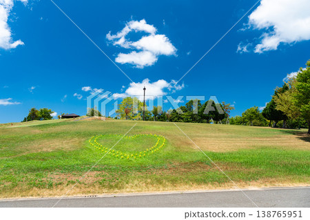 Echigo Hillside National Park, Sledding Hill, Clear summer sky, Mitsumata, Miyamoto Higashikata-cho, Nagaoka City, Niigata Prefecture Echigo Hillside National Park, Sledding Hill, Clear summer sky, Mitsumata, Miyamoto Higashikata-cho, Nagaoka City, Niigata Prefecture 138765951