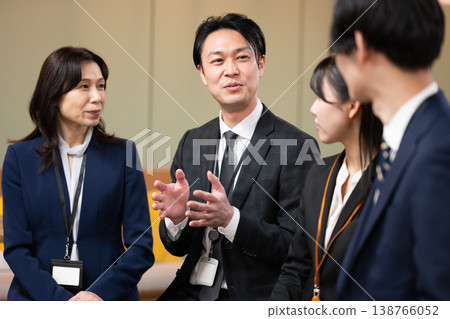 Employee Roundtable Discussion Employee Roundtable Discussion 138766052