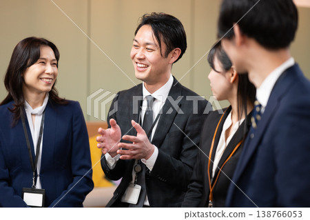 Employee Roundtable Discussion Employee Roundtable Discussion 138766053