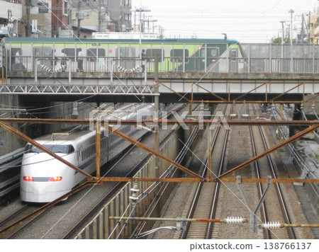 2010年5月22日:東急池上線禦嶽山站及東海道新幹線300系列車。 2010年5月22日:東急池上線禦嶽山站及東海道新幹線300系列車。 138766137