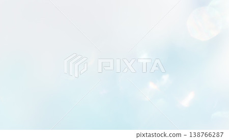淺藍色蓬鬆散景漸層背景。 138766287