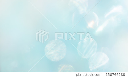 淺藍色蓬鬆散景漸層背景。 138766288