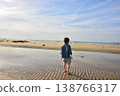 Children walking on the sand dunes of Itoshima 138766317