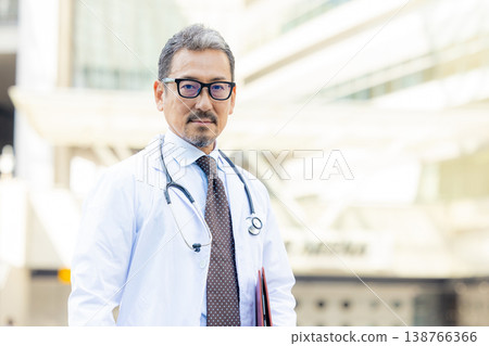 A man wearing a white suit 138766366