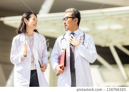Senior doctor and nurse working in hospital Senior doctor and nurse working in hospital 138766385