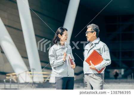 在辦公區工作的員工 138766395