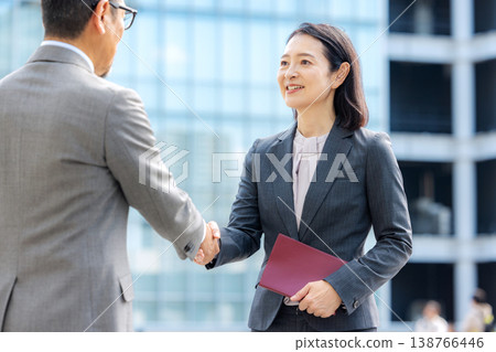 身著西裝的男女握手 138766446