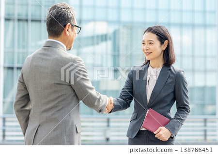 身著西裝的男女握手 138766451