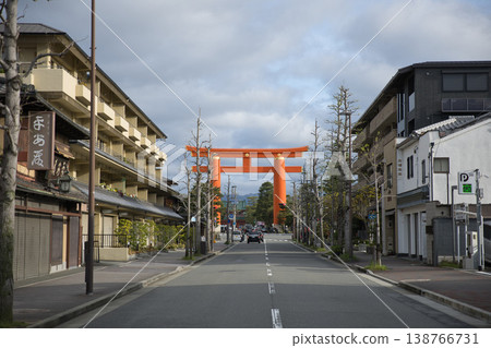 京都景色:從神宮道眺望平安神宮及其巨大的鳥居 3 京都景色:從神宮道眺望平安神宮及其巨大的鳥居 3 138766731