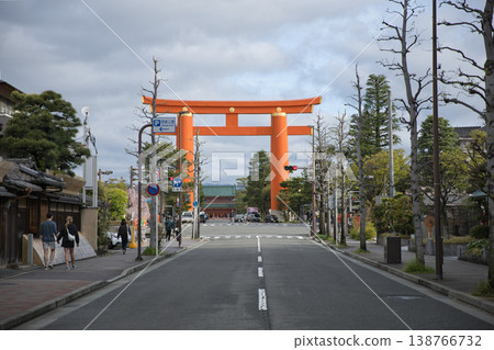 京都景色:從神宮道眺望平安神宮的大鳥居 1 京都景色:從神宮道眺望平安神宮的大鳥居 1 138766732