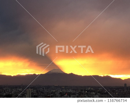 Clouds floating in the setting sun and Mount Fuji against the sunset. Clouds floating in the setting sun and Mount Fuji against the sunset. 138766734