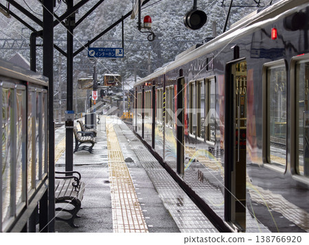 鼻部鐵道：妙健口站，列車在此停靠。 138766920