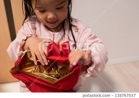 打開禮物的女孩 138767037